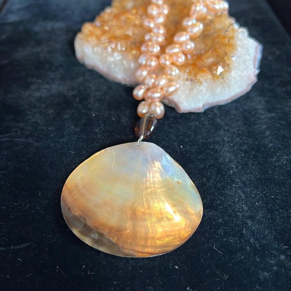 Gorgeous Mother Of Pearl shell 🐚 w/fresh water pearls and a honey quarts.